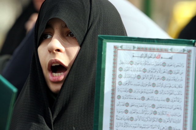 Διαδηλώτρια κρατά το Κοράνι