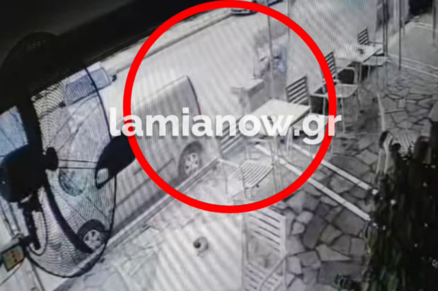 Βίντεο: Οδηγός στη Λαμία κάνει αναστροφή και εκτινάσσει στον αέρα διανομέα