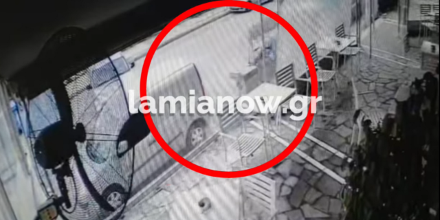 Βίντεο: Οδηγός στη Λαμία κάνει αναστροφή και εκτινάσσει στον αέρα διανομέα