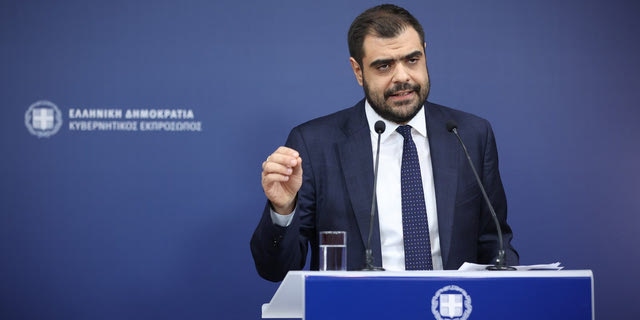Μαξίμου προς Βορίδη: Το νομοσχέδιο για το γάμο ομοφύλων είναι συνταγματικό