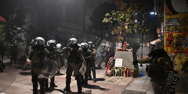 Δυνάμεις των ΜΑΤ στο σημείο δολοφονίας του Αλέξανδρου Γρηγορόπουλου στα Εξάρχεια