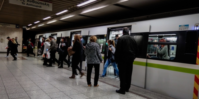 ΣΤΑΣΥ: Πυροσβεστήρες και όχι καπνογόνα άνοιξαν στον κατάμεστο συρμό του Μετρό