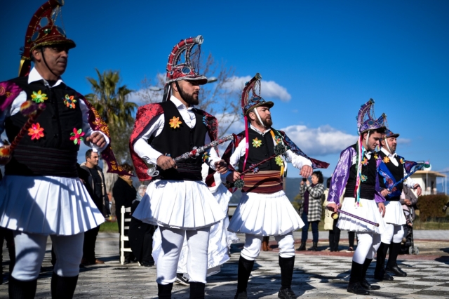 Πρωτοχρονιά: Τα έθιμα σε Ελλάδα και κόσμο – Ρόδια, σκυλοκρέμμυδο και Μωμόγεροι