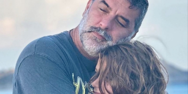 Ο Βασίλης Μπισμπίκης με τον γιο του