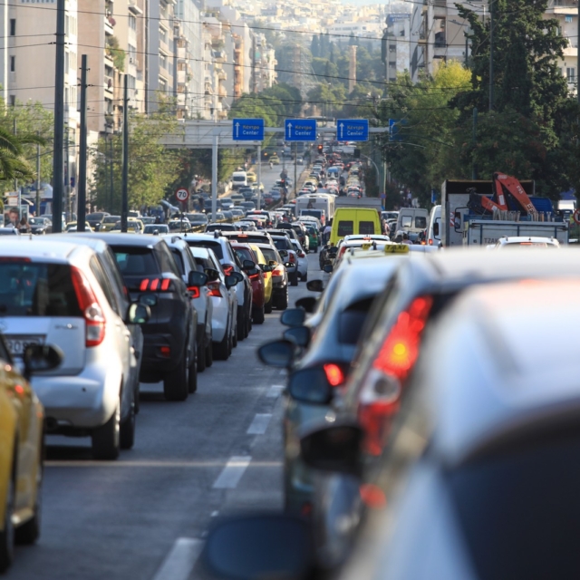 Κίνηση στους δρόμους: Σε ρυθμούς Ερντογάν η Αθήνα – Πού υπάρχουν προβλήματα