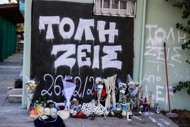 Λουλούδια και γκράφιτι στη Νέα Σμύρνη για τον 16χρονο που μαχαιρώθηκε θανάσιμα από τον αδελφό του