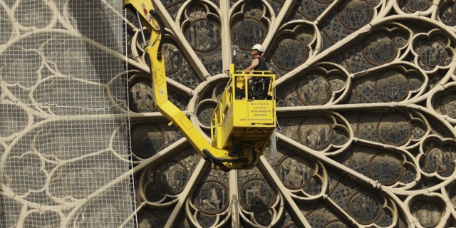 Αντιδράσεις για την αναστήλωση της Παναγίας των Παρισίων – “Είναι βανδαλισμός”