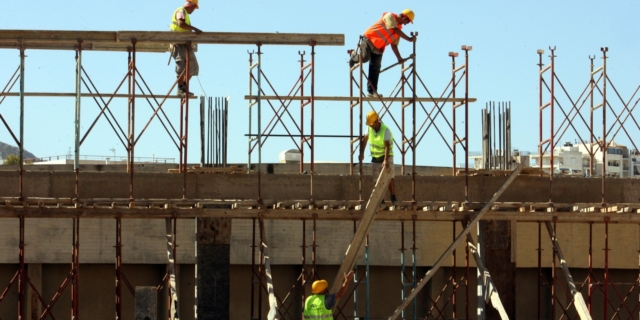 Αδειοδωρόσημο Χριστουγέννων σε εργατοτεχνίτες οικοδόμους – Πότε καταβάλλεται