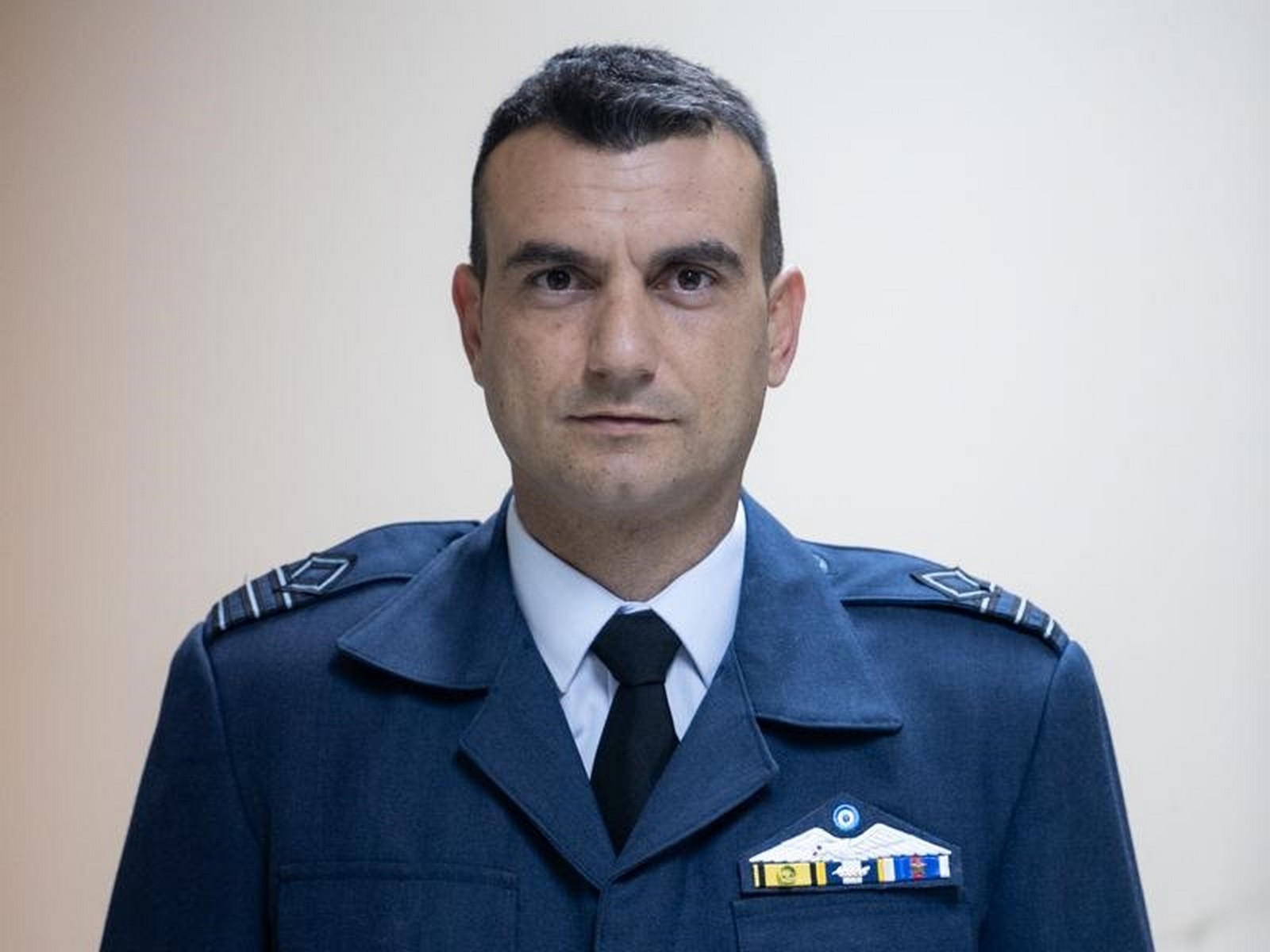 Ο πιλότος του αεροσκάφους, Επισμηναγός Επαμεινώνδας Κωστέας