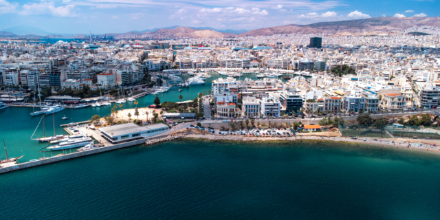 Τα λιμάνια “πρασινίζουν”: Πώς θα μπουν στην εποχή της ηλεκτροδότησης των πλοίων;