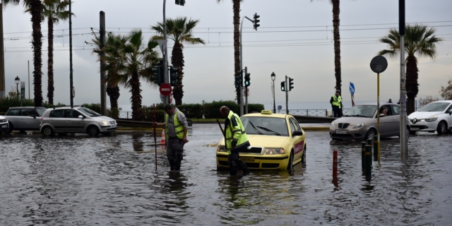 Πλημμύρισαν δρόμοι στο Παλαιό Φάληρο