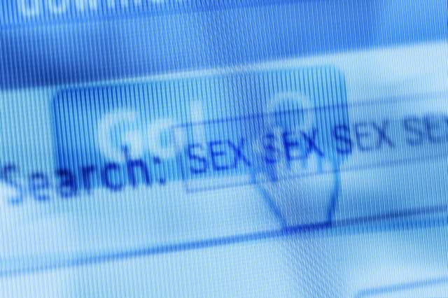 Ο νέος νόμος της ΕΕ προσπαθεί να χαλιναγωγήσει τα sites πορνογραφικού περιεχομένου.