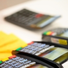 Ηλεκτρονικές αποδείξεις: Ποιοι κινδυνεύουν με επιβολή επιπλέον φόρου