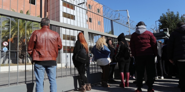 Συγγενείς προσαχθέντων από τα επεισόδια στον Ρέντη