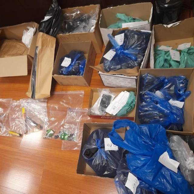 Φωτοβολίδες, μαχαίρια και κουκούλες – Αυτά είναι τα κατασχεμένα της ΕΛΑΣ