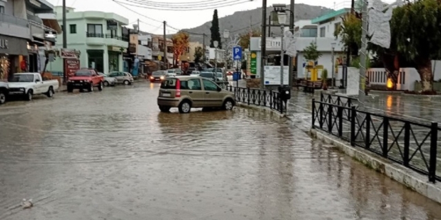 Κεντρικοί δρόμοι της Ρόδου μετά από την έντονη βροχόπτωση στο νησί (αρχείου)