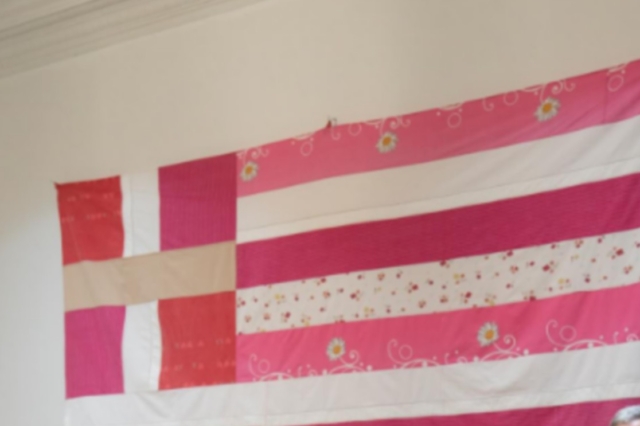 Η ροζ σημαία για τις γυναικοκτονίες