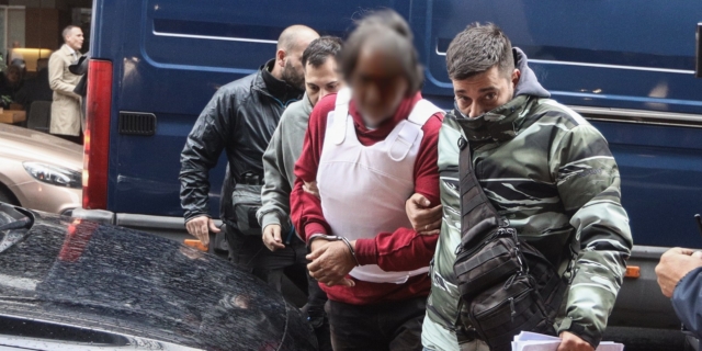 Ο καθ' ομολογίαν 70χρονος γυναικοκτόνος που σκότωσε τη 43χρονη στη Σαλαμίνα