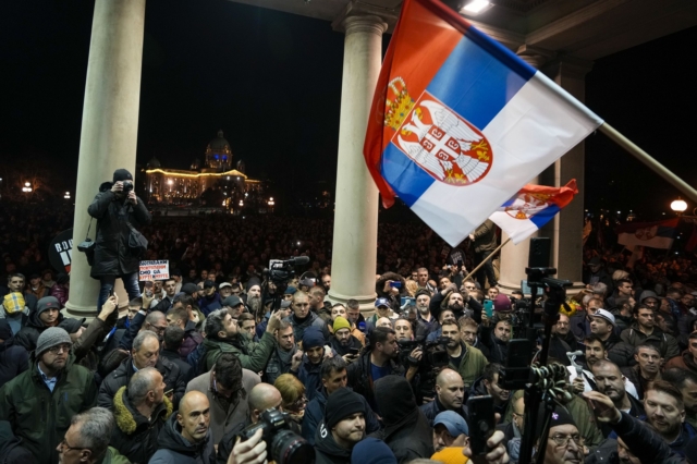 Υποστηρικτές της αντιπολίτευσης στη Σερβία διαμαρτύρονται για εκλογικές παρατυπίες