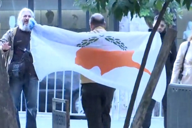Επίσκεψη Ερντογάν: Επεισόδιο με άνδρα που εμφανίστηκε με τη σημαία της Κύπρου στο ΥΠΕΞ