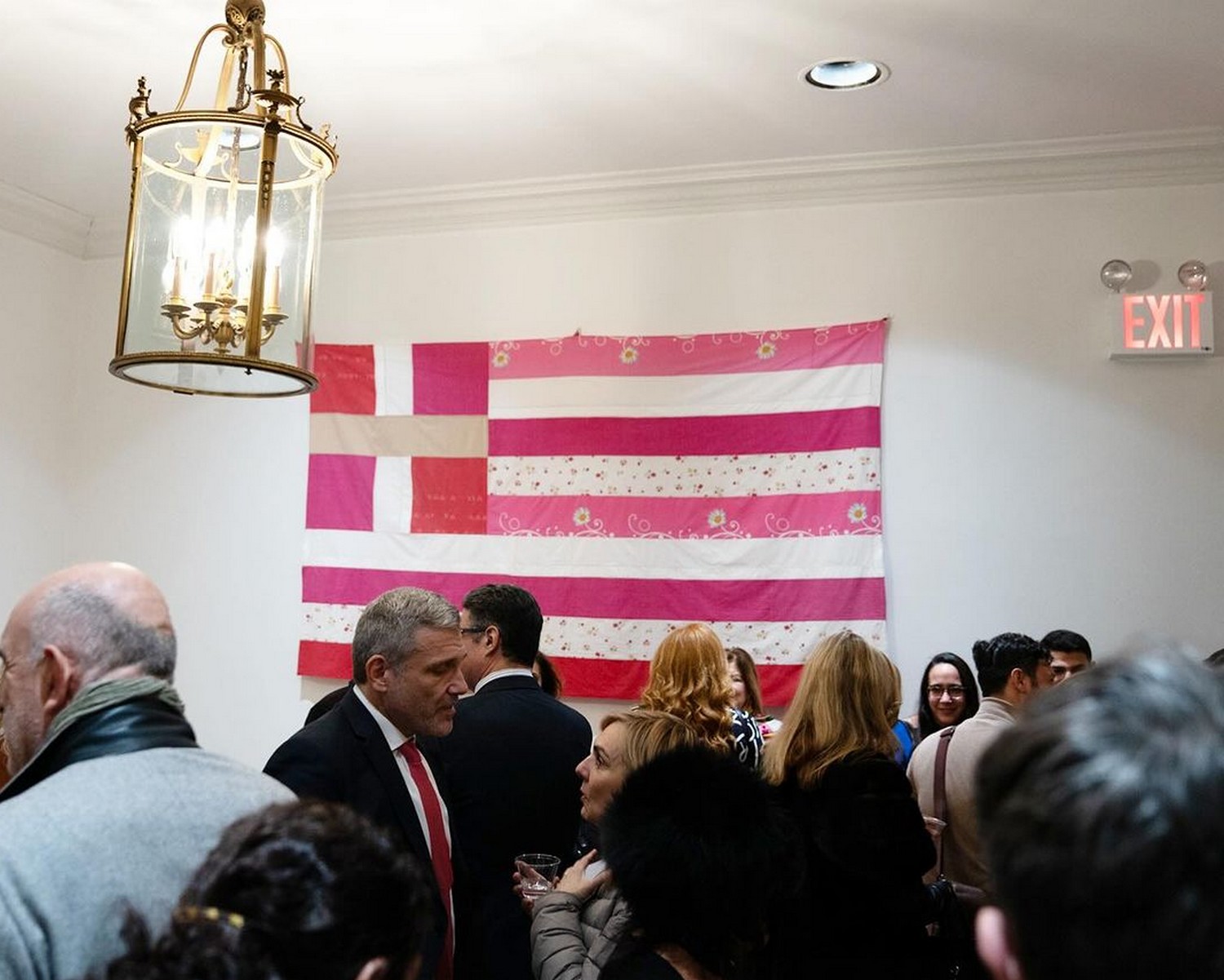 Η ροζ ελληνική σημαία στο Γενικό Προξενείο της Νέας Υόρκης και η εντολή απόσυρσης