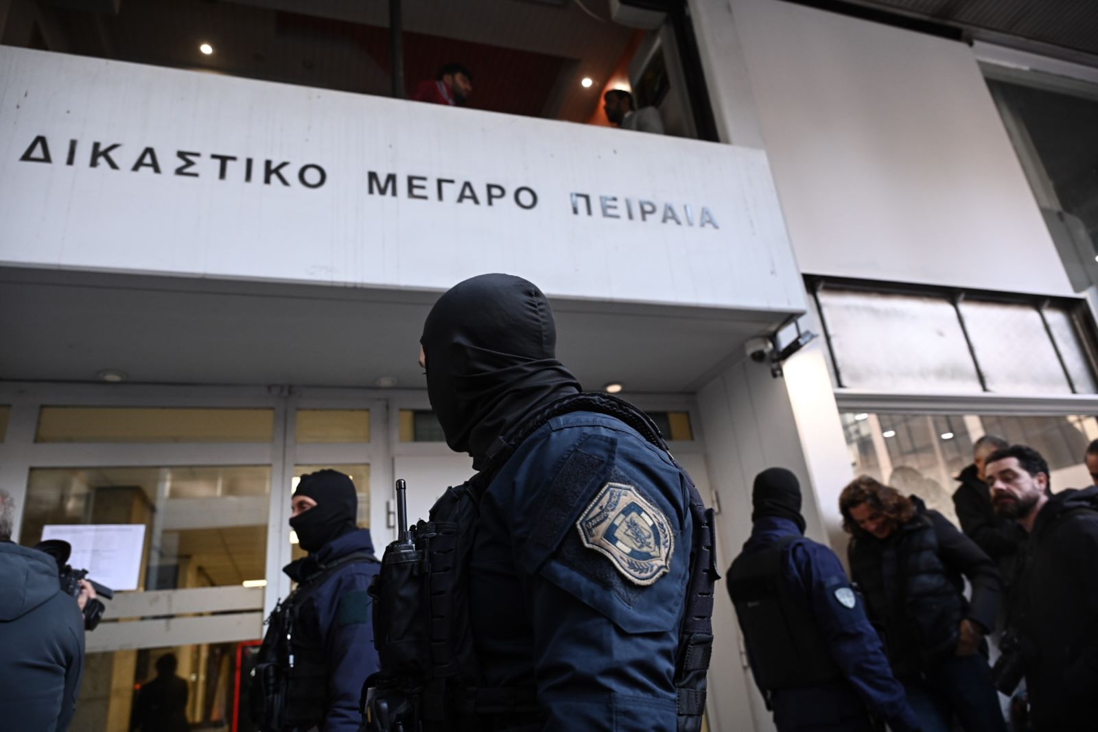 Μεταγωγή του 18χρονου στον Εισαγγελέα Πειραιά