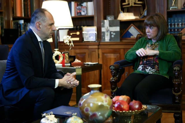 Συνάντηση Γεραπετρίτη – Σακελλαροπούλου για την επίσκεψη Ερντογάν: “Σεβασμός στο διεθνές δίκαιο”