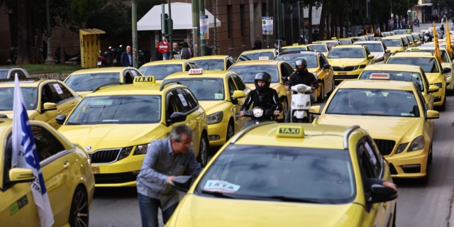 Πορεία των αυτοκινητιστών Ταξί προς τη Βουλή