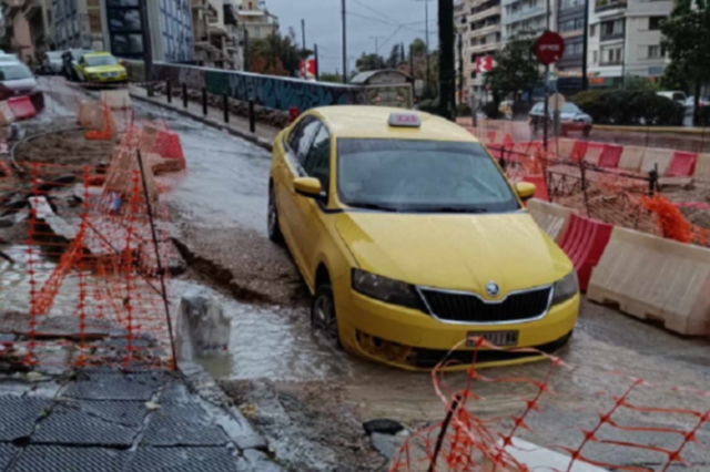 Υποχώρησε το οδόστρωμα και «κατάπιε» ταξί