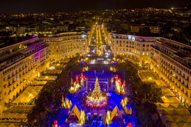 Θεσσαλονίκη: Φωταγωγήθηκε το Χριστουγεννιάτικο έλατο στην Αριστοτέλους – Εντυπωσιακές εικόνες