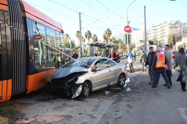 Παλαιό Φάληρο: ΙΧ παρέσυρε πεζούς κι έπεσε σε τραμ – Μία νεκρή, ένας τραυματίας