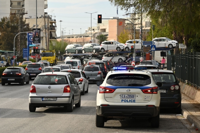 Τροχαίο στη Νίκαια στο οποίο ενεπλάκησαν ΙΧ, φορτηγό και σχολικό λεωφορείο