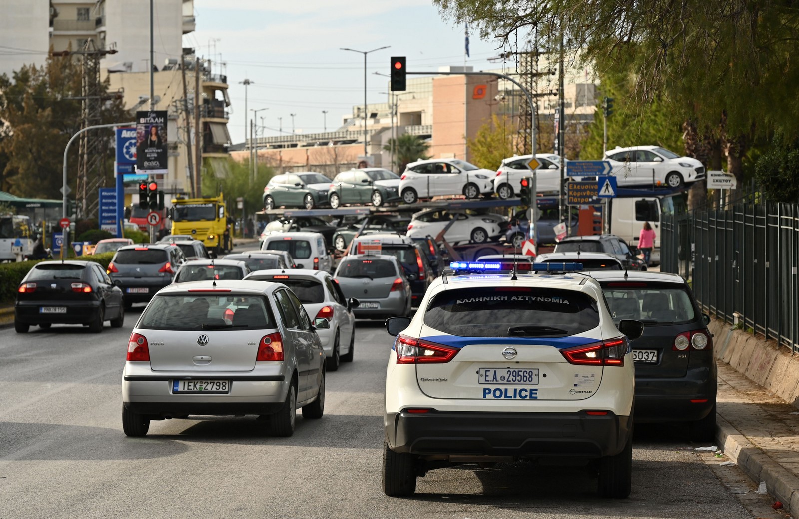 Τροχαίο στη Νίκαια στο οποίο ενεπλάκησαν ΙΧ, φορτηγό και σχολικό λεωφορείο