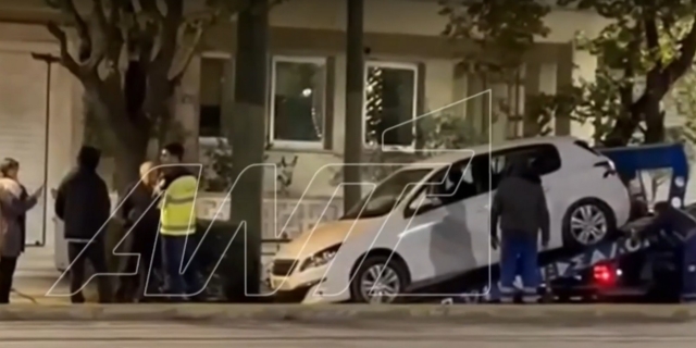 Τροχαίο κοντά στη Βουλή – Αυτοκίνητο προσέκρουσε σε περίπτερο