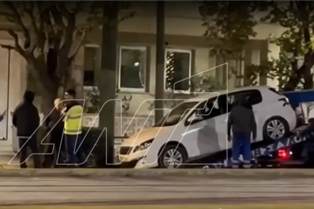 Τροχαίο κοντά στη Βουλή – Αυτοκίνητο προσέκρουσε σε περίπτερο