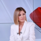 Ράνια Τζίμα: Οι ισορροπίες στη ζωή της, ο θαυμασμός των γυναικών και η απώλεια της μητέρας της
