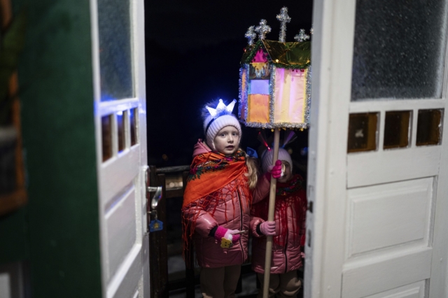 Χριστούγεννα στον κόσμο με λαμπρότητα, αλλά και στη σκιά των πολέμων – Φωτογραφίες