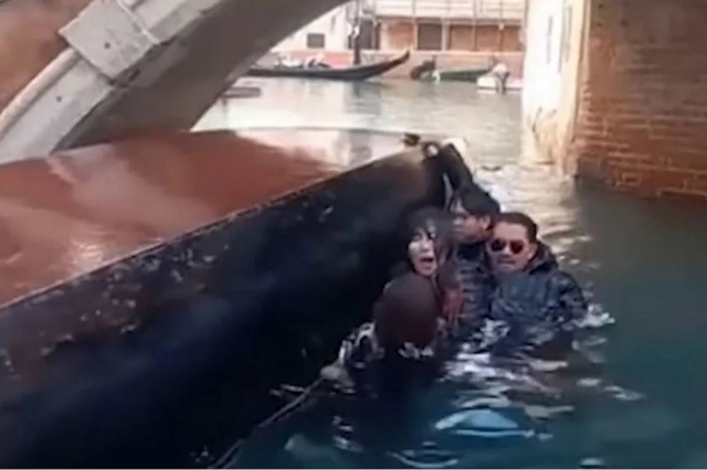 Βενετία: Τουρίστες έπεσαν από γόνδολα επειδή έβγαζαν selfie