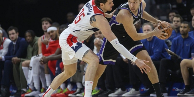 NBA, Κινγκς – Γουίζαρντς 143-131: Άνετα το Σακραμέντο με “τριπλό” Σαμπόνις, άγγιξε το double-double ο Βεζένκοβ