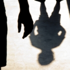 Ασπρόπυργος: Ανήλικοι ξυλοκόπησαν άγρια 15χρονο έξω από το σχολείο του