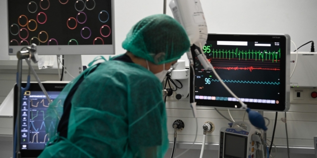 ΕΟΔΥ: Εβδομάδα με 60 νεκρούς με κορονοϊό – Αυξάνονται οι νοσηλείες