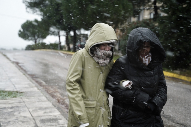 Καιρός: “Ψυχρή εισβολή” με θυελλώδεις ανέμους και χιόνια