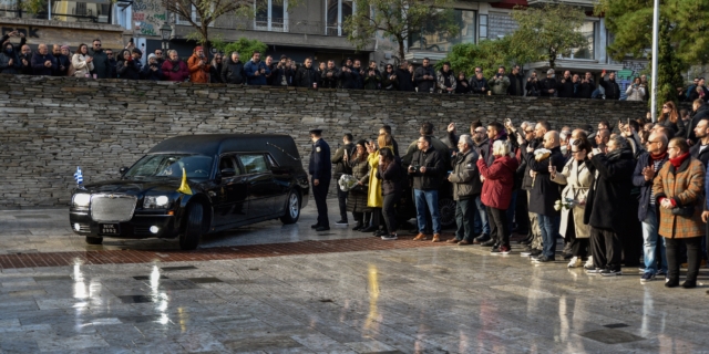Η Θεσσαλονίκη συνοδεύει τον Βασίλη Καρρά στα μπουζούκια των αγγέλων