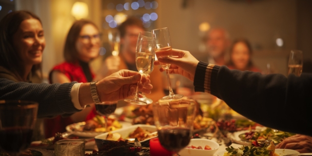 Οδηγός επιβίωσης για οικογενειακά τραπέζια Χριστουγέννων.