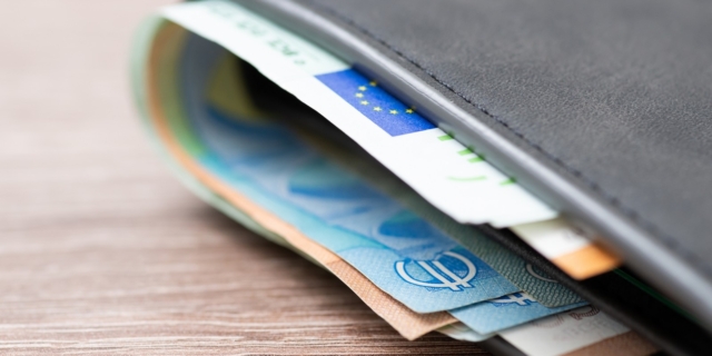 ΕΦΚΑ: Πότε πληρώνονται οι αυξημένες συντάξεις και το έκτακτο “δώρο”