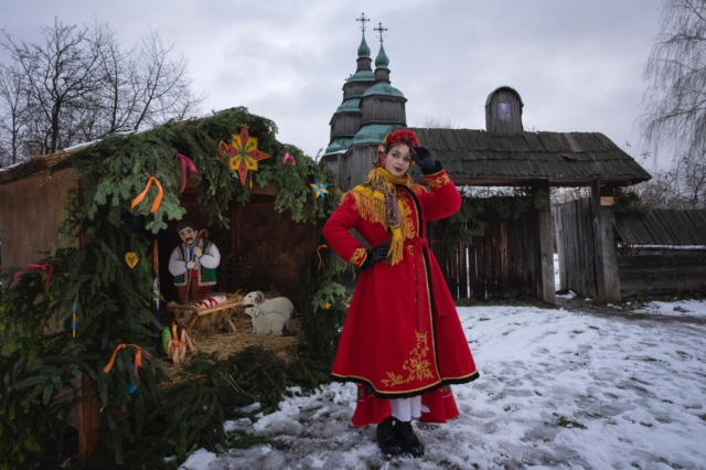 Μια γυναίκα ντυμένη με εθνική ενδυμασία, στο χωριό Πιρόγκοβο, λίγο έξω από το Κίεβο.