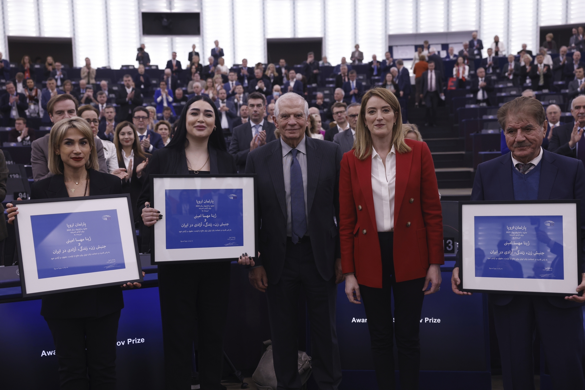 Η Ιρανή ακτιβίστρια Afsoon Najafi, η τραυματίας σε διαδήλωση Mersedeh Shahinkar, ο δικηγόρος Saleh Nikbakht, η Roberta Metsola και ο Josep Borrell στην απονομή του Sakharov Prize για την Mahsa Amini