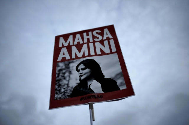Η Ιρανή Μαχσά Αμινί, «σύμβολο ελευθερίας», τιμήθηκε μετά θάνατον