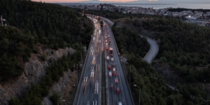 Γιατί ξεμείναμε από πινακίδες;