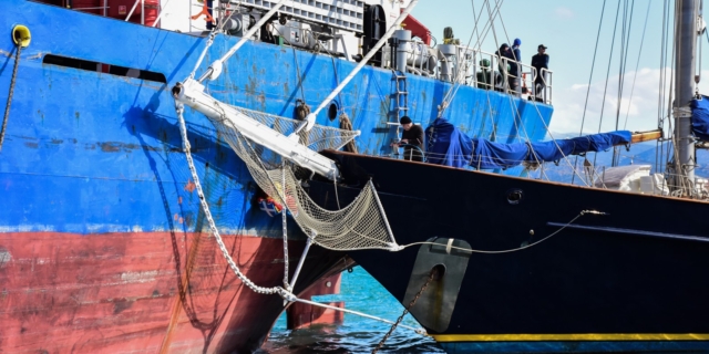 Ναύπλιο: Φορτηγό πλοίο προσέκρουσε σε σκάφη λόγω θυελλωδών ανέμων